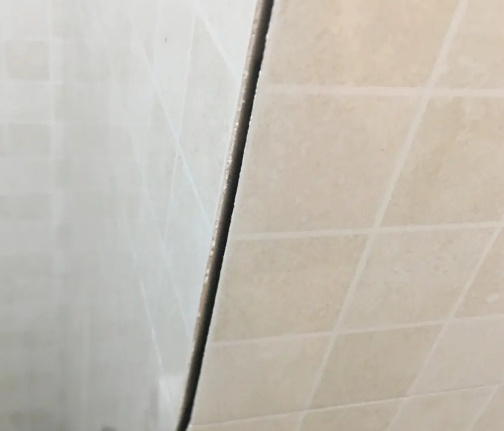 仙桃瓷砖空鼓维修公司分享阳台瓷砖脱落的修复过程可以分为以下几个步骤