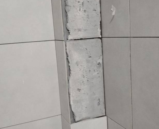 仙桃瓷砖空鼓维修公司分享下瓷砖施工前基层浇水润湿程度不足，可能导致以下问题